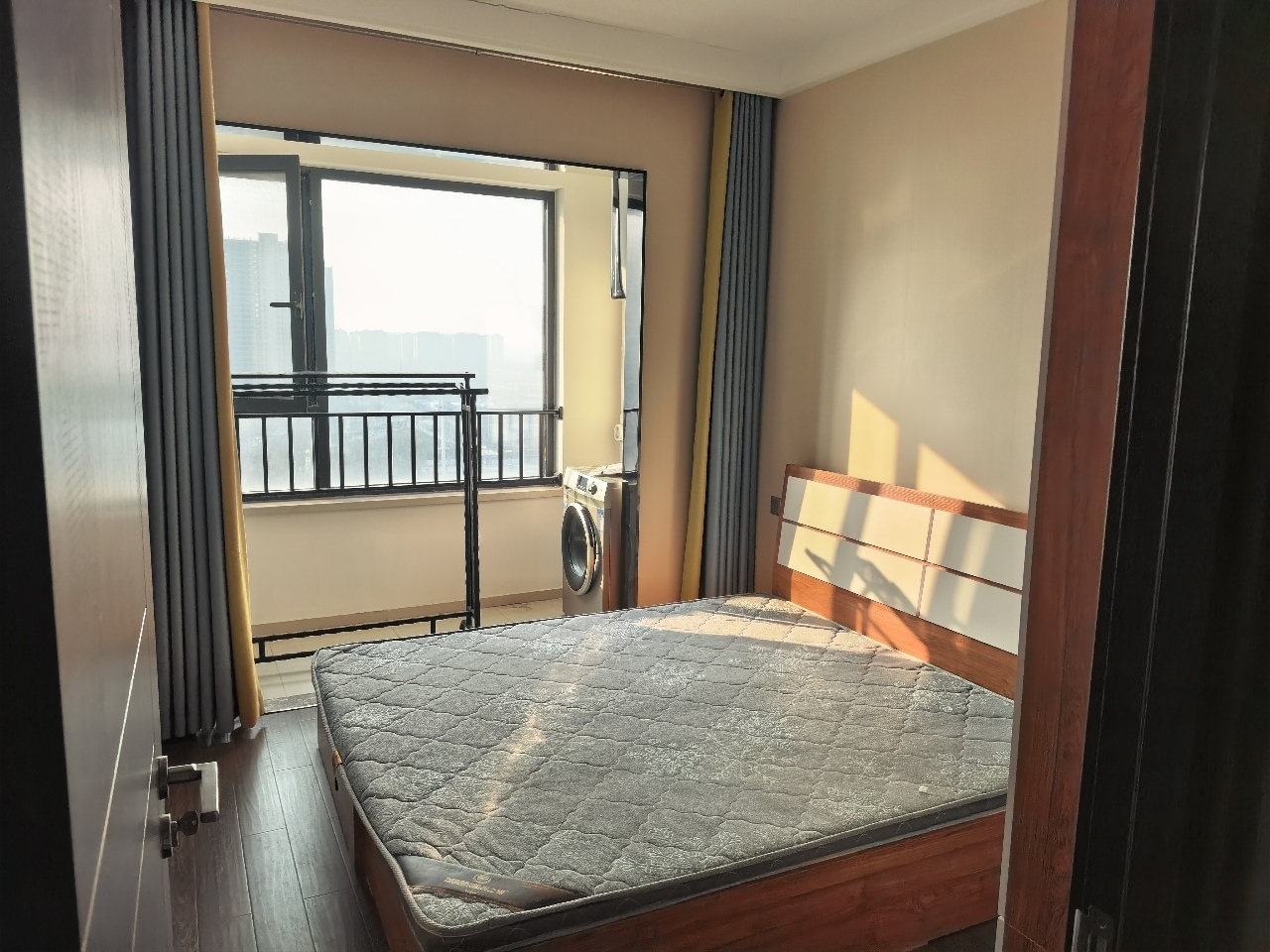 万达附近 融创观澜府110平带车位1500每月